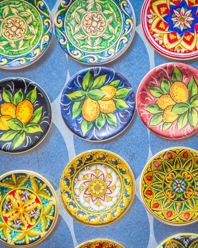 Pieza de porcelana artística con diseño detallado y pintado a mano