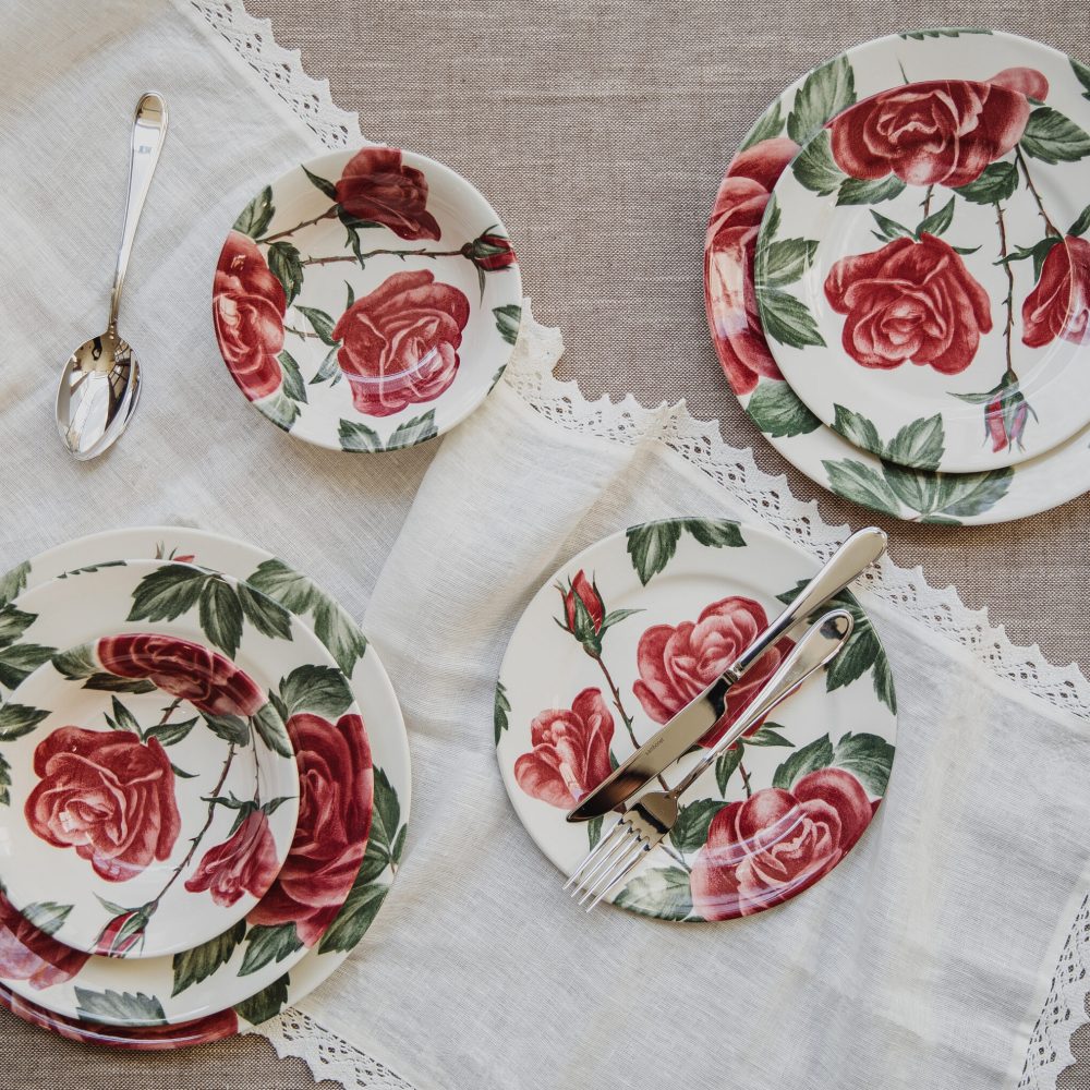 Pieza de porcelana artística con diseño detallado y pintado a mano